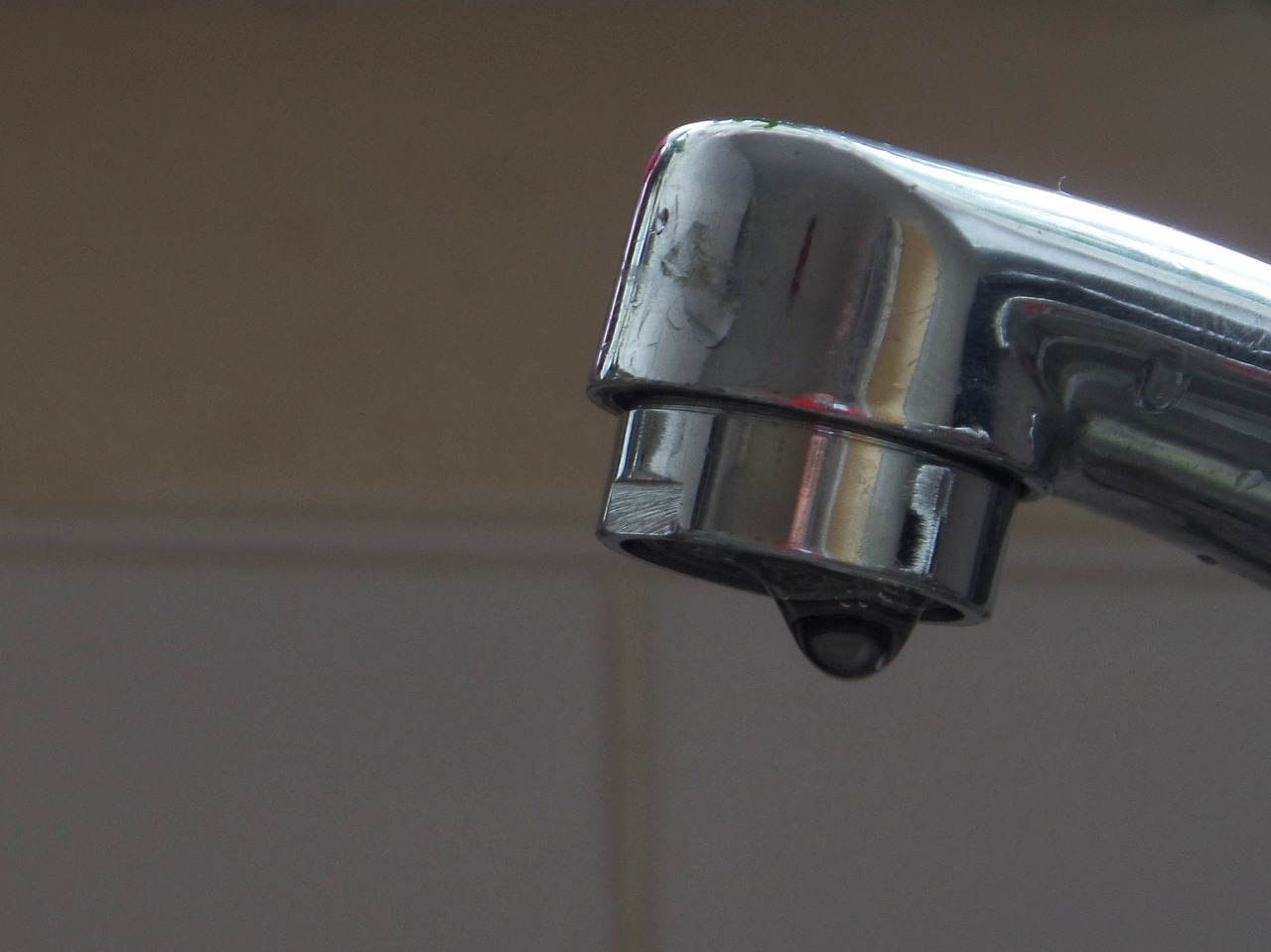 Memperbaiki kran saluran pipa air