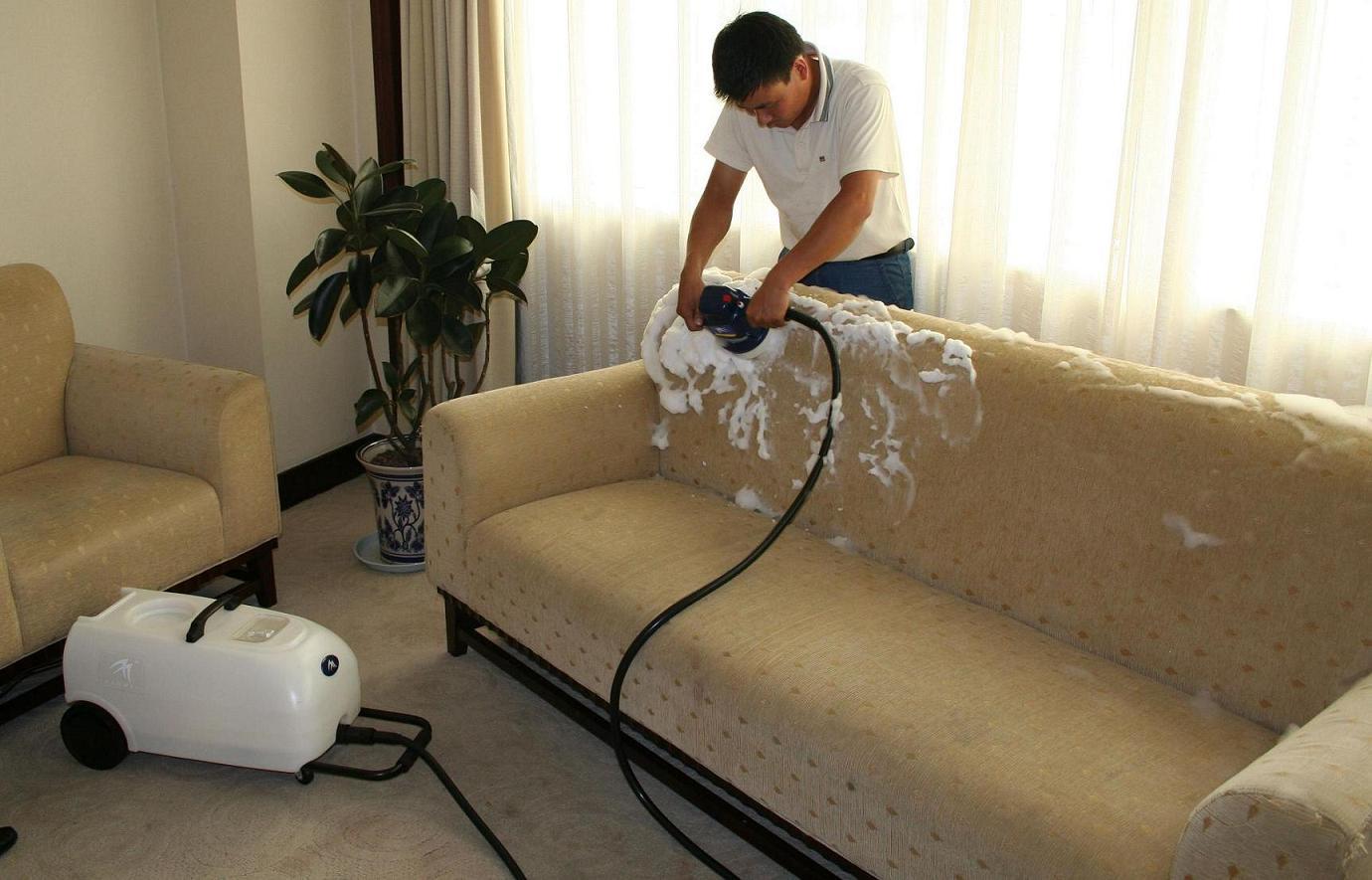 Cara Bersihkan Sofa Berbahan Kain