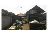 Bagian depan rumah sedang disewa tanahnya.