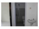 Kamar mandi dan wastafel didepannya