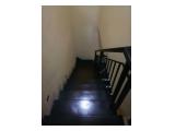 Tangga menuju lantai 2