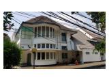 DIJUAL rumah bergaya colonial cocok untuk kantor atau usaha 